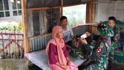 SATGAS TerIntelpur Kodim 0602/Serang memberikan pelayanan pengobatan kesehatan secara gratis untuk warga Kecamatan Padarincang, Kabupaten Serang, Banten, Sabtu, 25 Februari 2023.