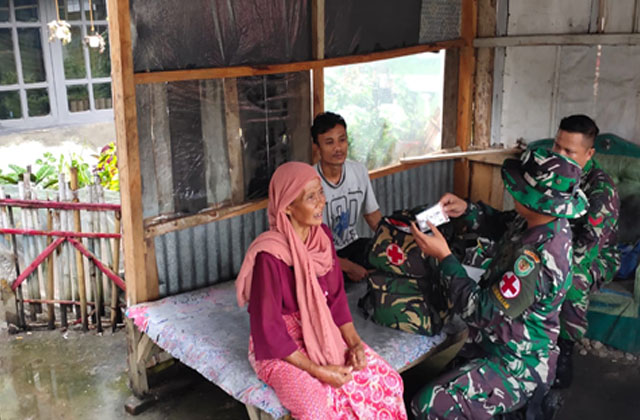 SATGAS TerIntelpur Kodim 0602/Serang memberikan pelayanan pengobatan kesehatan secara gratis untuk warga Kecamatan Padarincang, Kabupaten Serang, Banten, Sabtu, 25 Februari 2023.