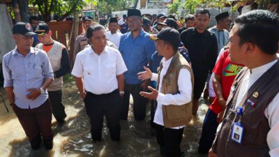 Temui Korban Banjir di Teluk Naga, Pj Gubernur Al Muktabar Pastikan Percepat Penanganan