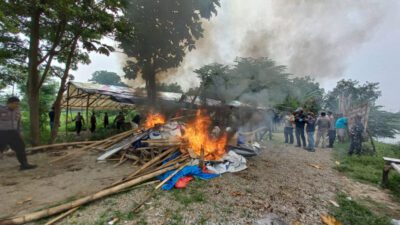 Petugas Gabungan Polisi dan TNI Bakar Arena Judi Sabung Ayam, Dadu, dan Capjiki di Mojokerto
