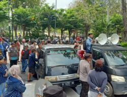 Ogah Direlokasi, Pedagang Pasar Larangan Demo Pemkab dan DPRD Sidoarjo