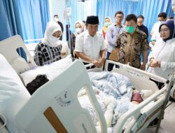 Pj Gubernur Al Muktabar Jenguk Warga Banten Korban Kebakaran Depo Pertamina