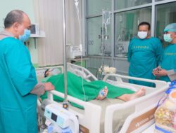 Datangi RS Bhayangkara, Kapolda Sulsel Jenguk Anggota Polres Jeneponto yang Tertembak OTK