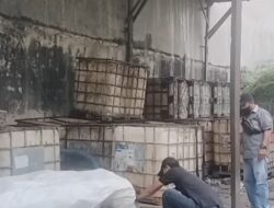 Polisi Grebek Pabrik MinyaKita Palsu di Sidoarjo