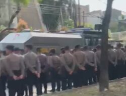 Polrestabes Surabaya Jaga Ketat Rumah Bos Kapal Api Grup Akibat Demonstrasi Buruh yang Tuntut Pembayaran THR