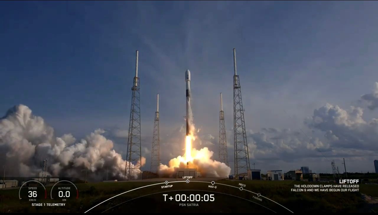 Satelit Satria-1 Sukses Mengangkasa ke Orbit dengan Falcon 9 Milik SpaceX
