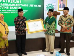 Pj Gubernur Al Muktabar dapat Penghargaan dari PW Muhammadiyah Provinsi Banten