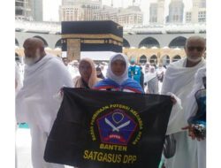 Putri Pendiri Ormas BPPKB Banten Kibarkan Bendera SATGASUS DPP di Tanah Suci