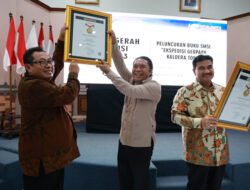 Berkontribusi Atas Pembangunan Pers, Pj Gubernur Al Muktabar Raih Anugerah Sahabat Pers SMSI