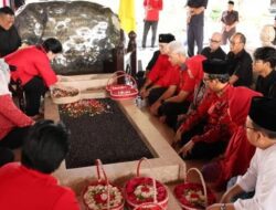 Megawati Ditemani Ganjar-Mahfud MD Ziarah ke Makam Bung Karno