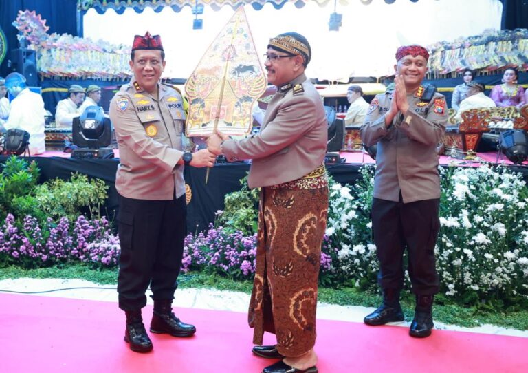 Polda Jatim Mendorong Pemilu Damai Melalui Pagelaran Seni Wayang Kulit