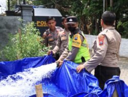 Kendaraan Taktis Polres Blitar Kota Bantu Berubah Fungsi Bantu Droping Air Bersih ke Masyarakat