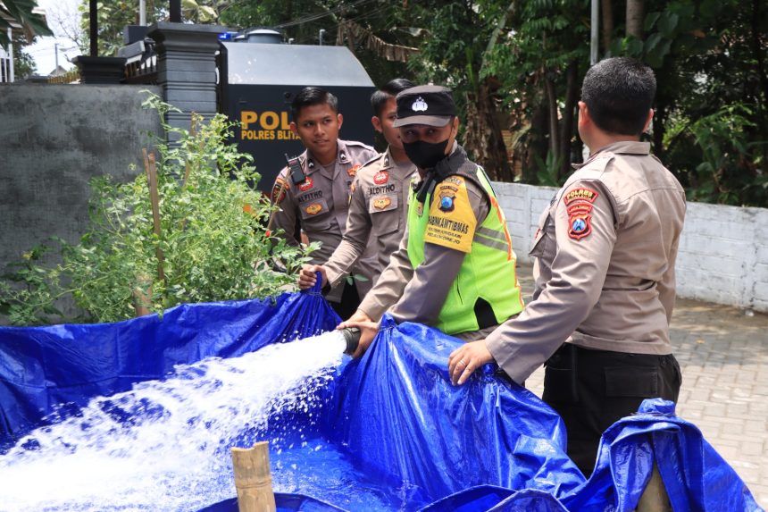 Kendaraan Taktis Polres Blitar Kota Bantu Berubah Fungsi Bantu Droping Air Bersih ke Masyarakat