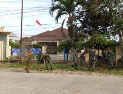 Menjaga Keindahan dan Keasrian, Unsur Kecamatan Panggarangan Bersama Koramil 0314/Pgr Giat Gotong Royong Bersihkan Halaman Kantor Kecamatan