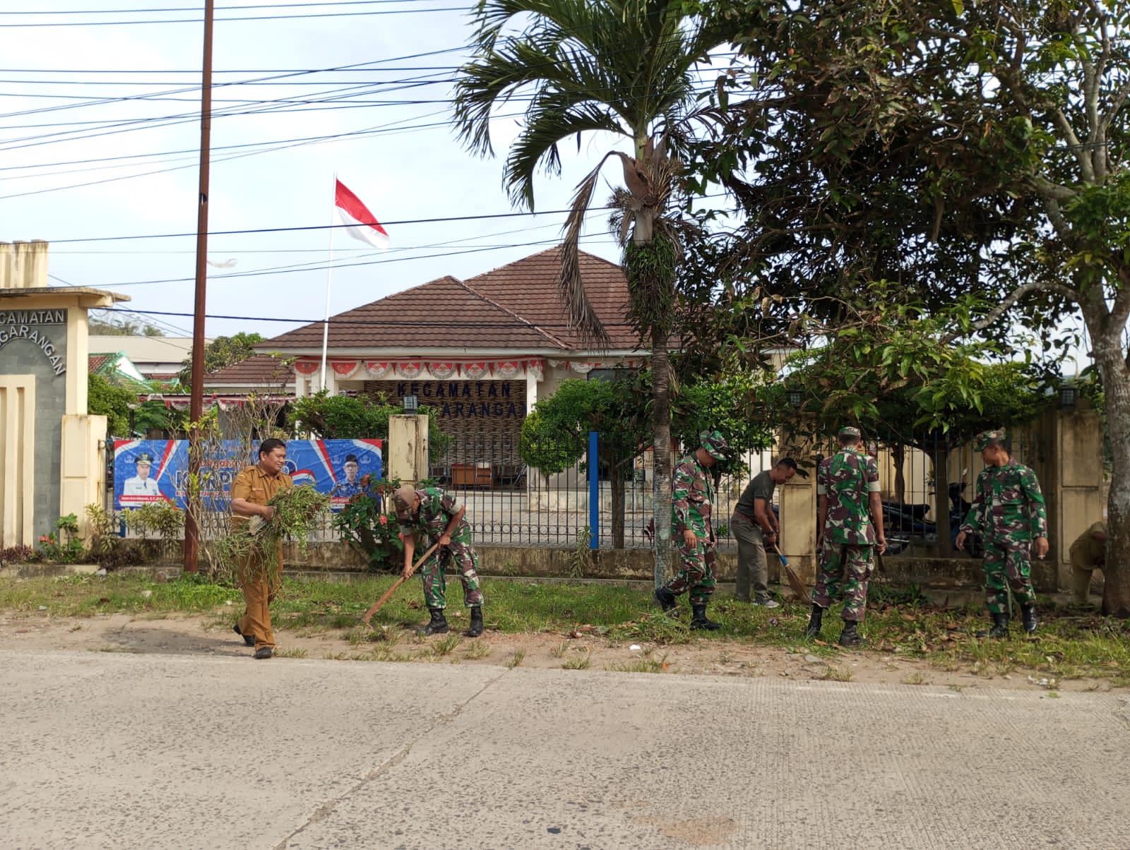 Menjaga Keindahan dan Keasrian, Unsur Kecamatan Panggarangan Bersama Koramil 0314/Pgr Giat Gotong Royong Bersihkan Halaman Kantor Kecamatan