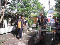 Kapolres Blitar Kota Bersama Masyarakat Kerja Bakti Bersihkan Sungai