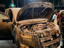 Diduga Akibat Korsleting Listrik, Mobil Toyota Kijang Innova Venturer Terbakar di Depan Pos Polisi Kota Mojokerto