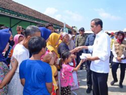 Presiden Jokowi Kunjungi Posko Pengungsian Warga Terdampak Banjir di Demak