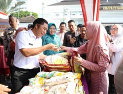 Buka Bazar Ramadan, Pj Gubernur Al Muktabar Ikut Layani Pembeli Beras