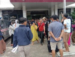 Seorang Emak-emak Digiring Warga ke Mapolsek Pakuhaji Gegara Investasi Bodong