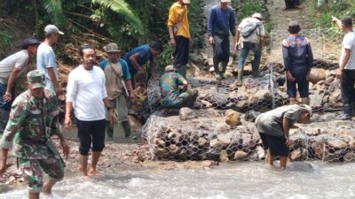 Kades Cimandiri Gunakan Dana Operasional Kades, Guna Memasang Bronjong Sungai Kali Ciasahan Gunung Buled