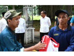 Presiden Jokowi Saksikan Penyerahan Sembako untuk Warga di Halaman Istana Bogor