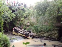 Truk di Magetan Terjun ke Sungai Sedalam 10 Meter Gegara Hendak Mendahului Kendaraan Lain
