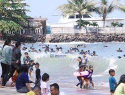 Libur Lebaran 2024, Puluhan Ribu Wisatawan Kunjungi Pantai Anyer-Cinangka