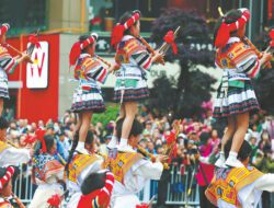 Pawai yang Penuh Warna Rayakan Kemajemukan Etnis