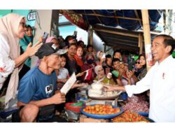 Tinjau Harga Bahan Pokok di Pasar Seketeng, Presiden Jokowi: Baik dan Turun