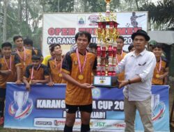 Tim Kesebelasan PSDS Sukajadi Raih Juara Pertama di Pertandingan Grand Final Sepak Bola Open Turnamen Karang Taruna Cup 2024 Sukajadi
