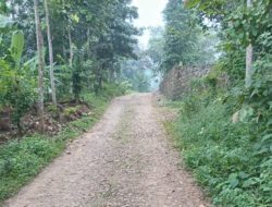 Akses Jalan Tiga Kampung di Pabuaran Rusak Parah