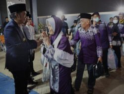 Pj Gubernur Al Muktabar Sambut Kedatangan Jamaah Haji Kloter 02