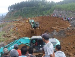 Cari Tiga Korban Longsor Pronojiwo Lumajang, Empat Ekskavator Dikerahkan