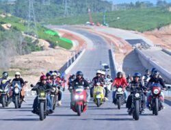 Naik Motor, Presiden Jokowi Ajak Para Influencers Tinjau Jalan Tol IKN