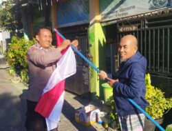 Polsek Gayungan Bagikan Bendera Merah Putih Pada Warga