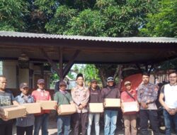 Kapolres Lebak melalui Kapolsek Panggarangan Giat Baksos Berikan Sembako Kepada Pengemudi Ojek Pangkalan