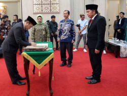 Pj Gubernur Al Muktabar Lantik Komisioner KI dan BPSK