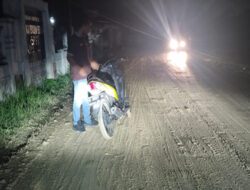 Gegara Ceceran Tanah Merah, Seorang Wartawan Tergelincir saat Melintas di Jalan Parigi – Songgom