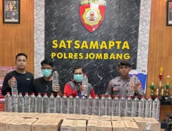 Polres Jombang Amankan Ratusan Botol Arak Putih dalam Operasi di Tol Jomo