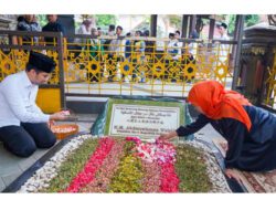 Masa Tenang, Khofifah – Emil Ziarah ke Makam Pendiri NU
