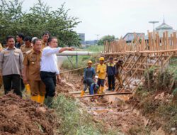 Pj Gubernur Al Muktabar Tinjau Tanggul Jebol Kali Ledug di Perum Garden City