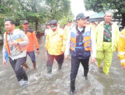 Pastikan Dilayani Baik, Mensos Kunjungi Warga Terdampak Banjir Jombang – Mojokerto
