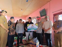 Tinjau Pasca Kebakaran Pasar Kumpulan, Pjs. Bupati Pasaman Serahkan Bantuan