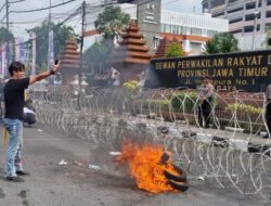 Aksi Demo Indonesia Gelap di Surabaya, Baca Puisi Sambil Bakar Ban