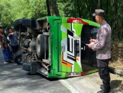 Gegara Rem Blong, Elf Muat 15 Peziarah Terguling di Trenggalek