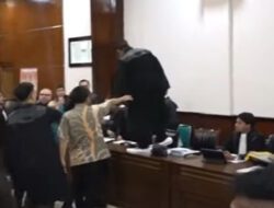 Adu Mulut dengan Tim Hotman, Pengacara Razman Naik Meja di Ruang Sidang