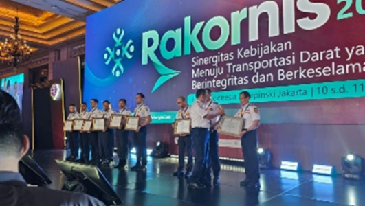 Penyerahan oleh Dirjen Perhubungan Darat sebagai Juara 3 Pelayanan Pengujian Kendaraan Bermotor Terbaik se-Indonesia