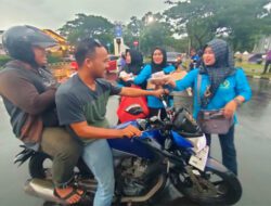 Berkah Ramadan, Sejumlah Istri Wartawan di Tangerang Berbagi Takjil ke Pengguna Jalan