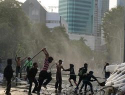 Demo Tolak UU TNI di Surabaya Ricuh, 15 Polisi Terluka